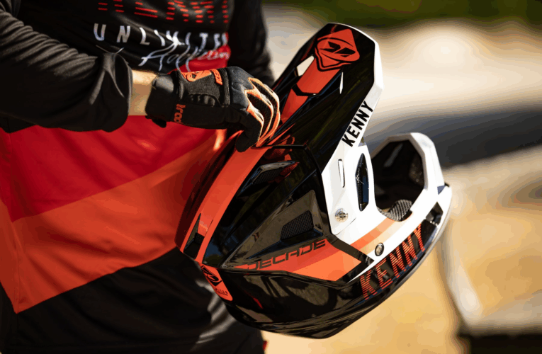 Casque moto cross : ventilation, poids, mousse… comment choisir le bon modèle ?